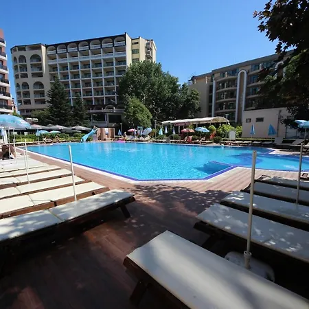Menada Admiral Plaza Apartmán *